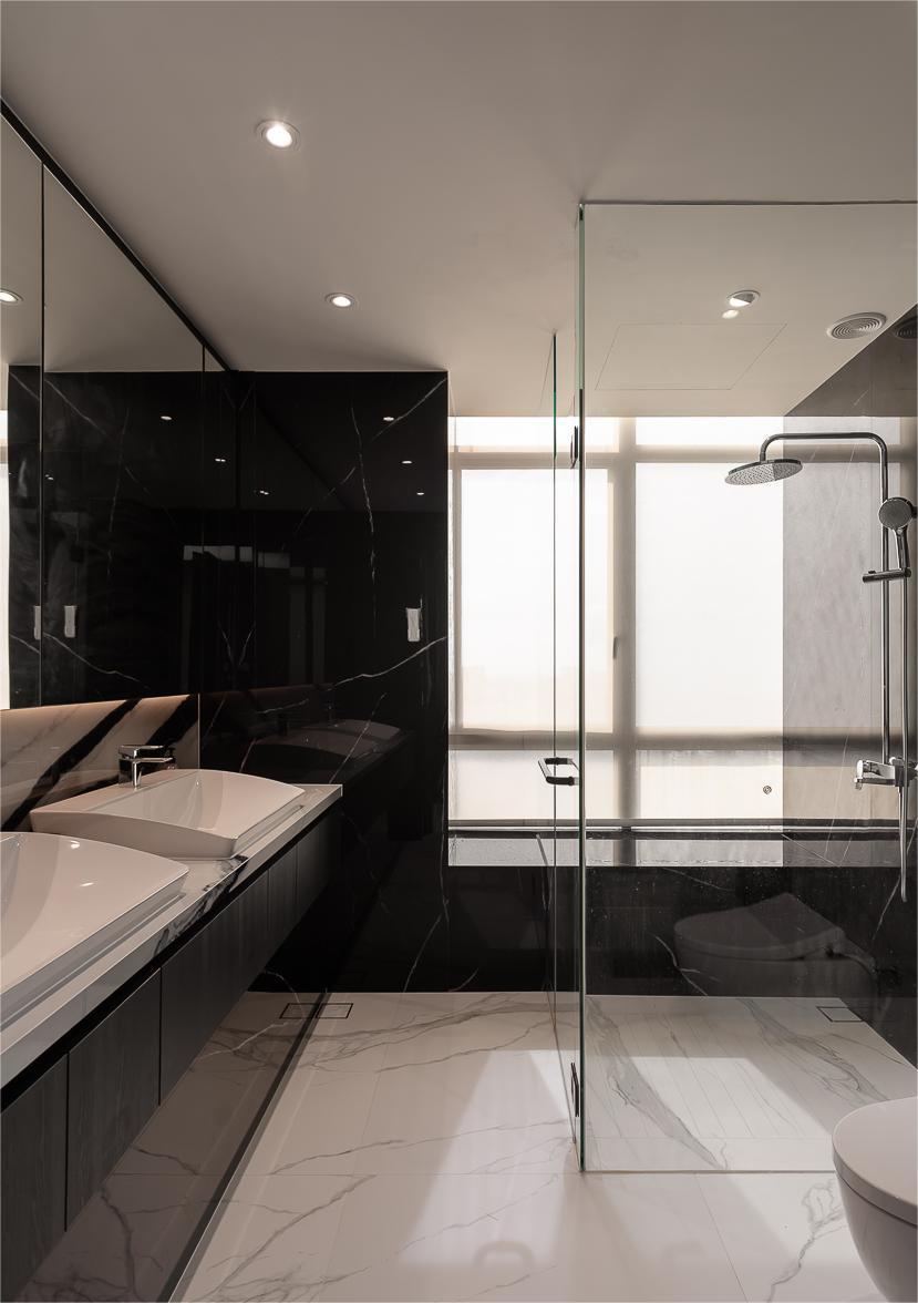 Modern Bathroom with Countertop and Bathroom Tap
