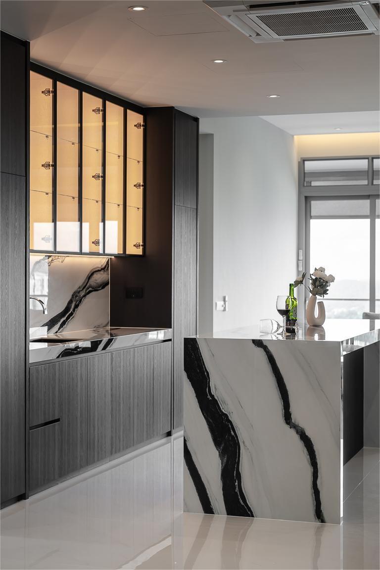 Modern Home Bar with Countertop and Bar Counter