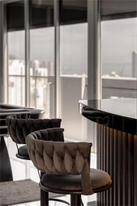 Modern Home Bar at Alexandra View