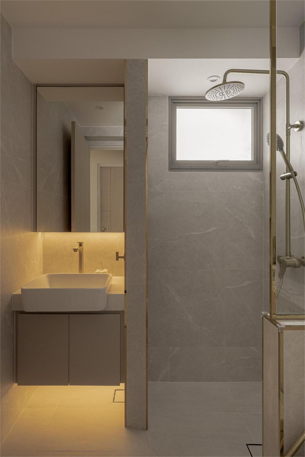 Modern Bathroom with Mirror and Bathroom Storage
