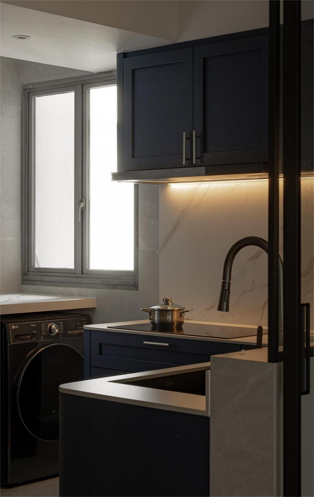 Modern Kitchen with Countertop and Kitchen Backsplash