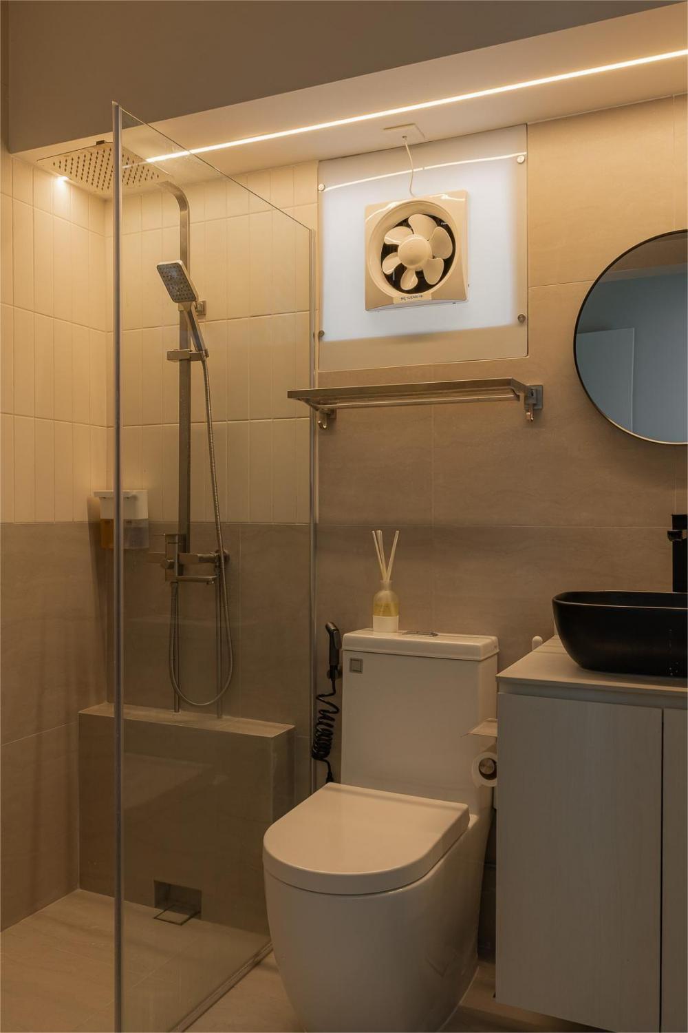 Modern Bathroom with Bathroom Tap and Bathroom Lighting