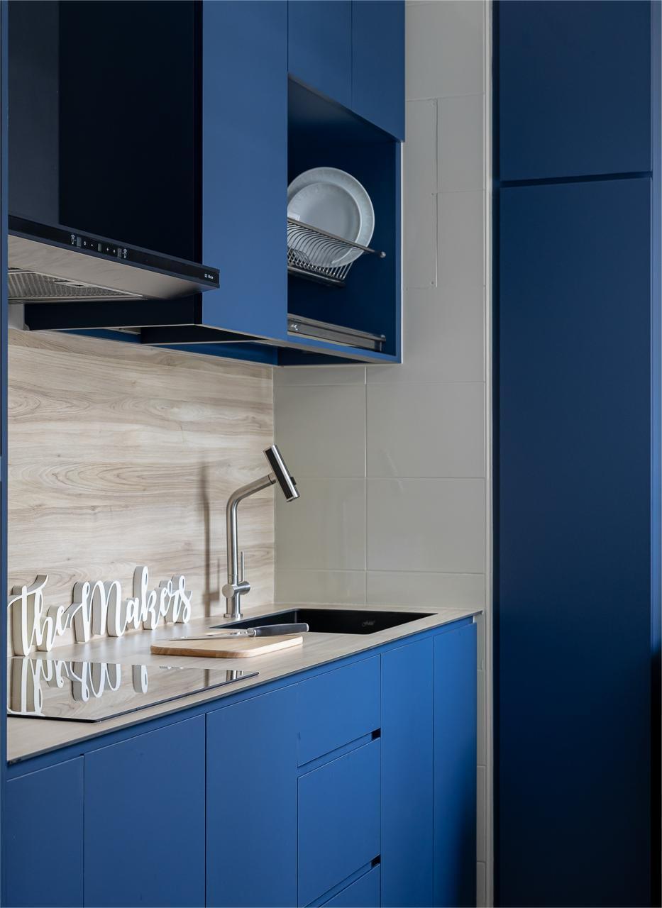 Modern Kitchen with Kitchen Tap and Kitchen Cabinets