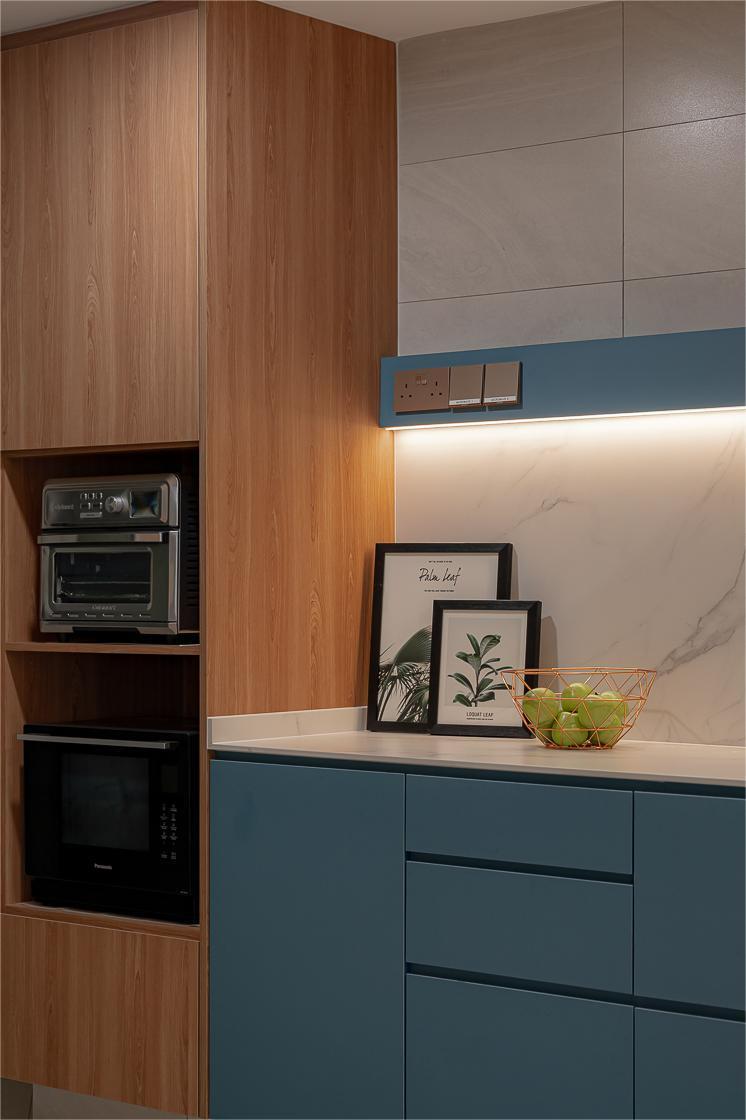 Modern Kitchen with Kitchen Cabinets and Oven