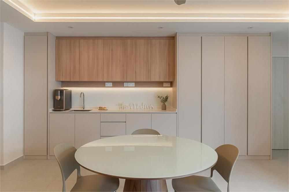 Minimalist Dining Room with Dining Table and Dining Chairs