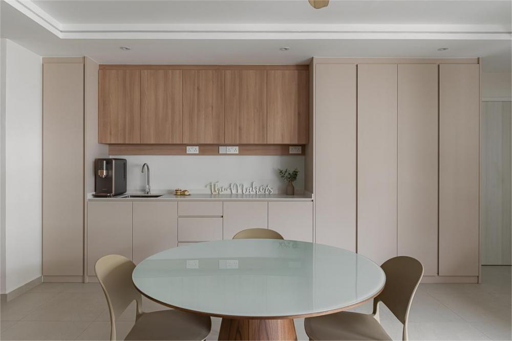 Minimalist Dining Room with Dining Table and Dining Chairs