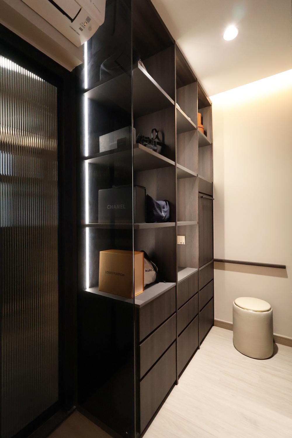 Modern Walk-in Wardrobe with Wardrobe and Small Storage