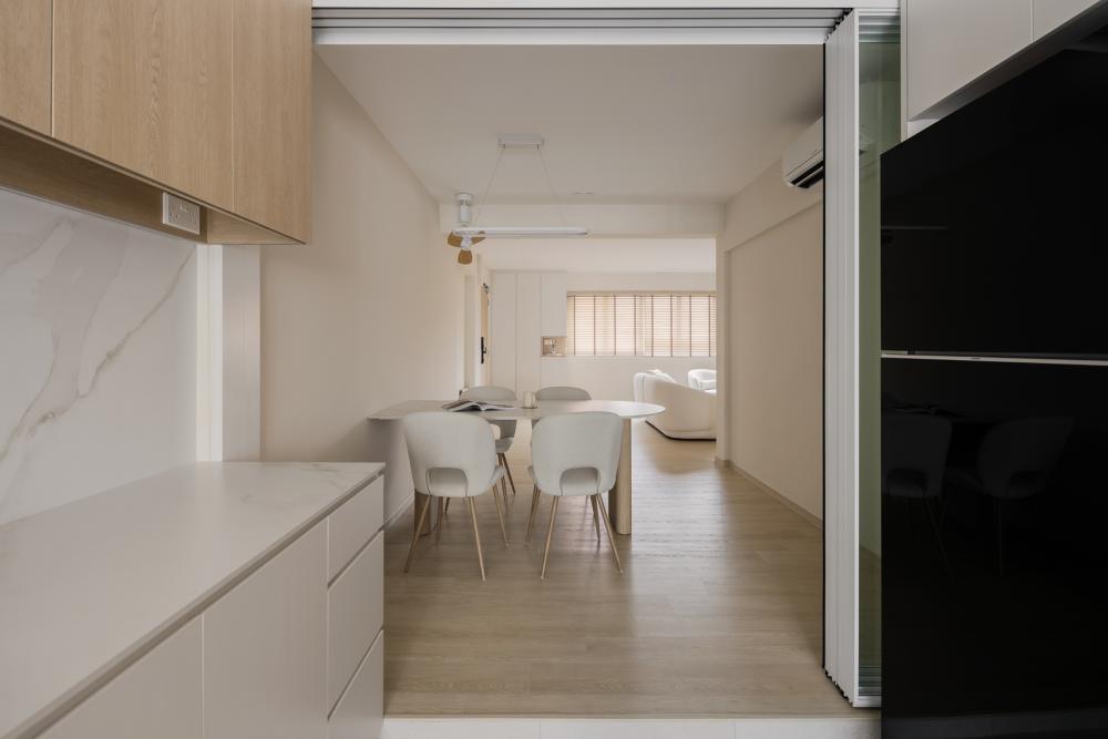 Minimalist Dining Room with Dining Table and Dining Chairs