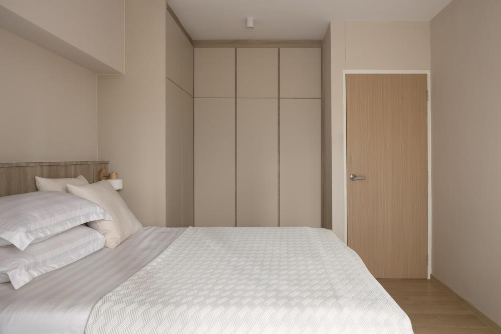 Minimalist Bedroom with Vinyl Flooring and Wardrobe