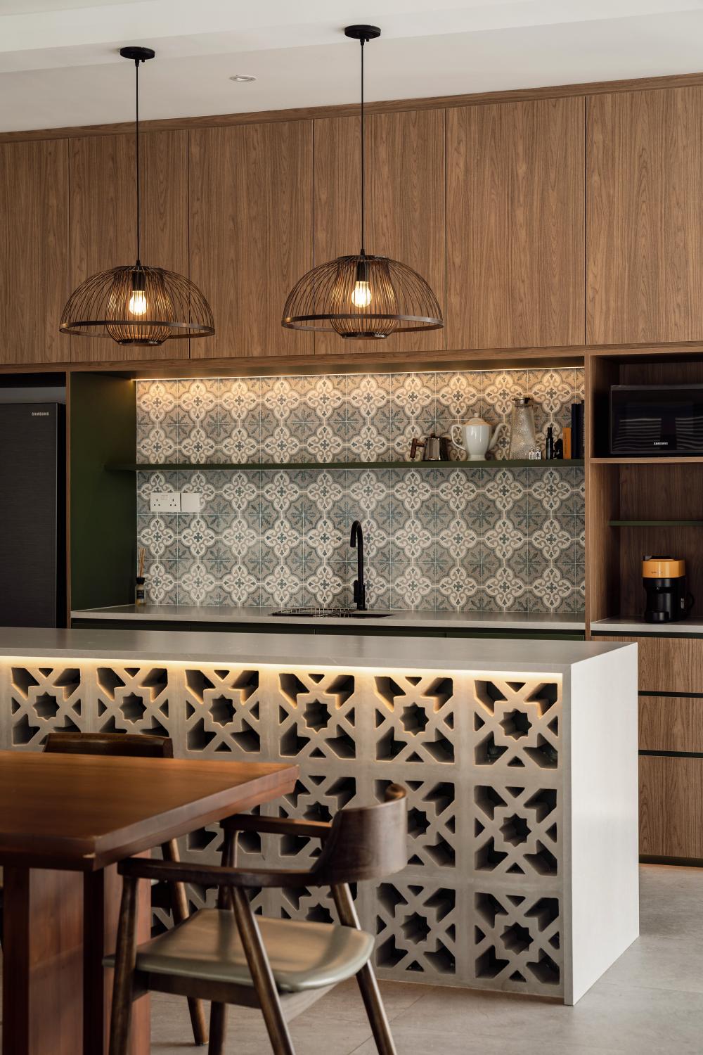 Vintage Kitchen with Homogeneous Tiles and Kitchen Island