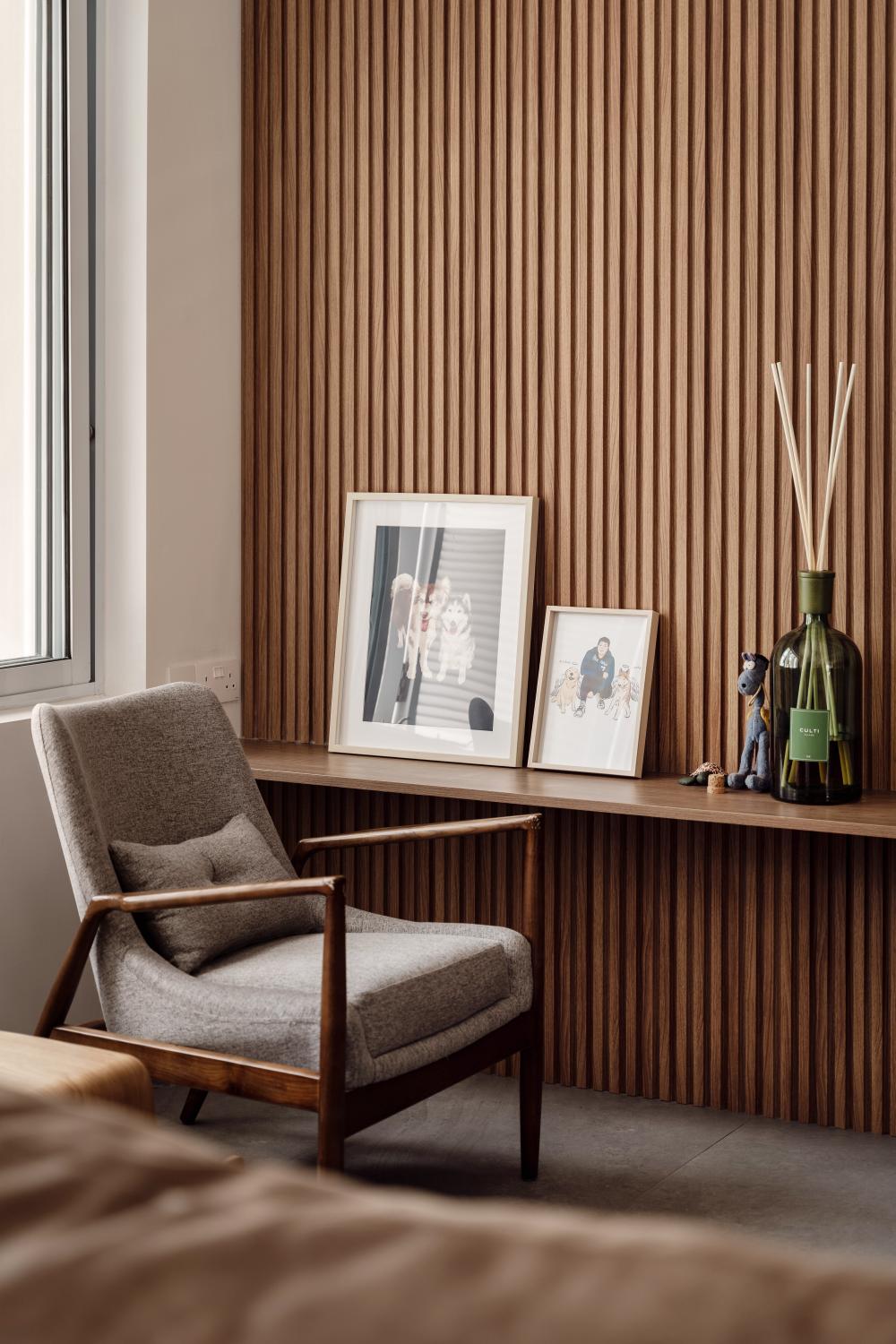 Vintage Living Room with Homogeneous Tiles and Feature Wall