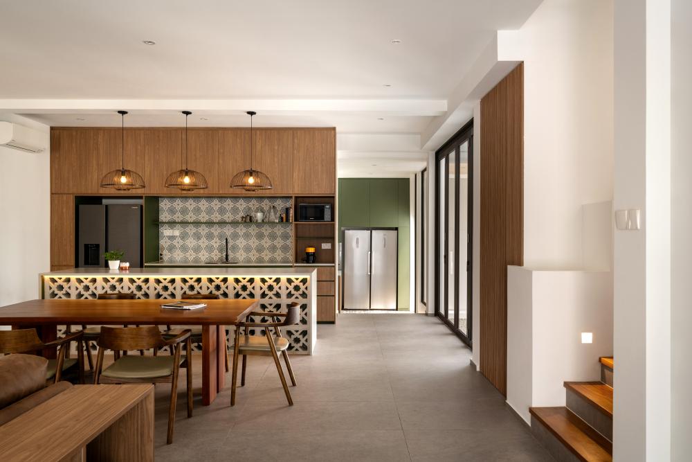 Vintage Kitchen with Homogeneous Tiles and Kitchen Island
