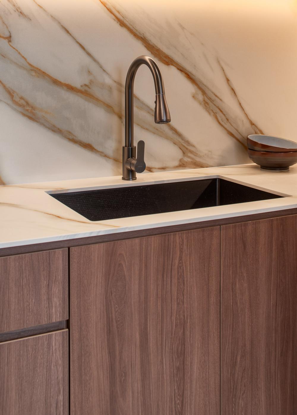 Modern Kitchen with Homogeneous Tiles and Open Kitchen