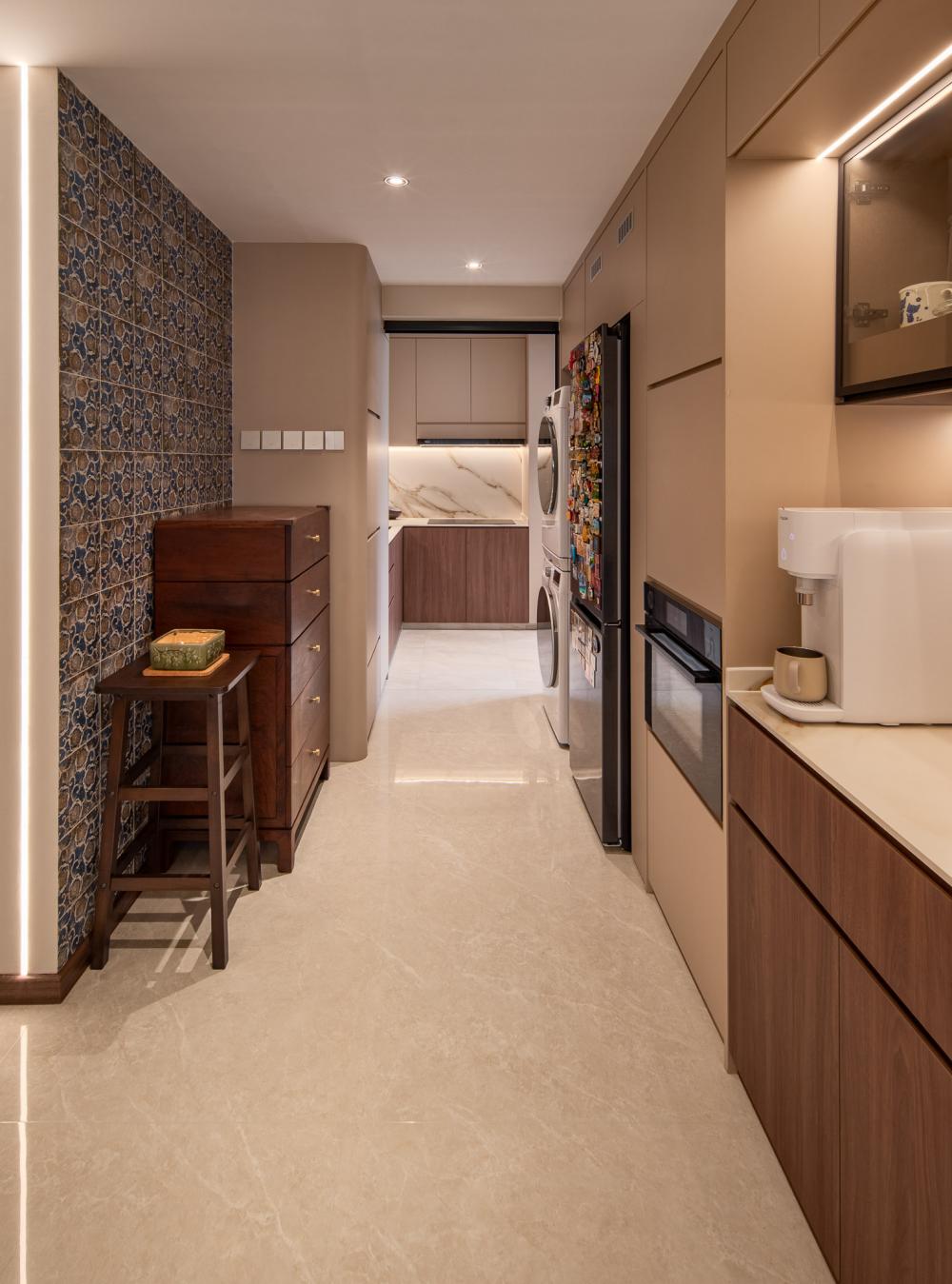 Modern Kitchen with Homogeneous Tiles and Open Kitchen