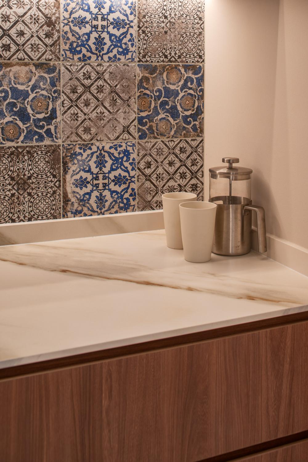 Modern Kitchen with Countertop and Homogeneous Tiles