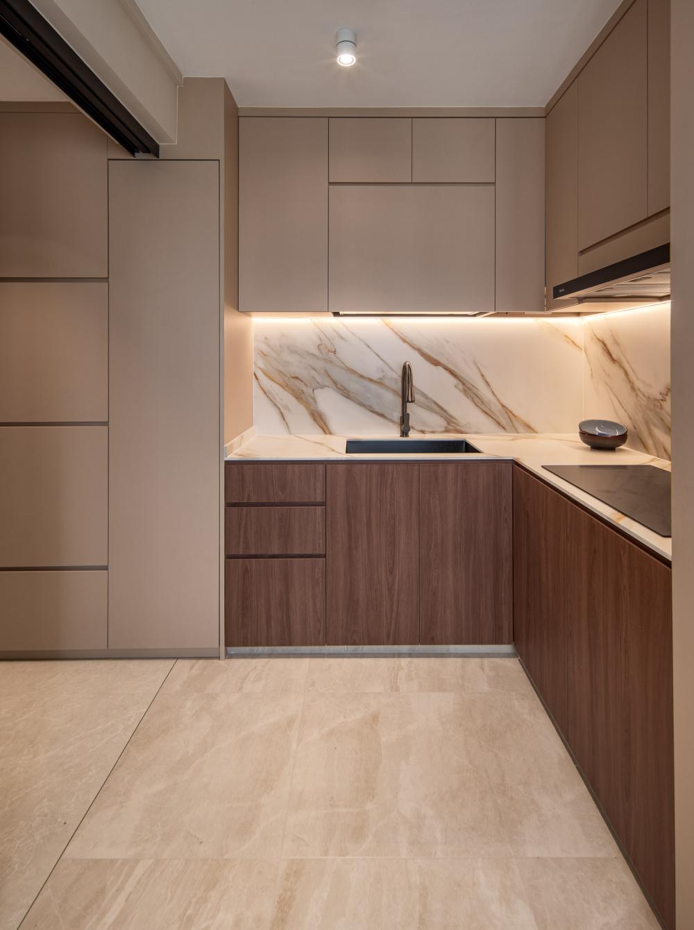 Modern Kitchen with Homogeneous Tiles and Kitchen Window