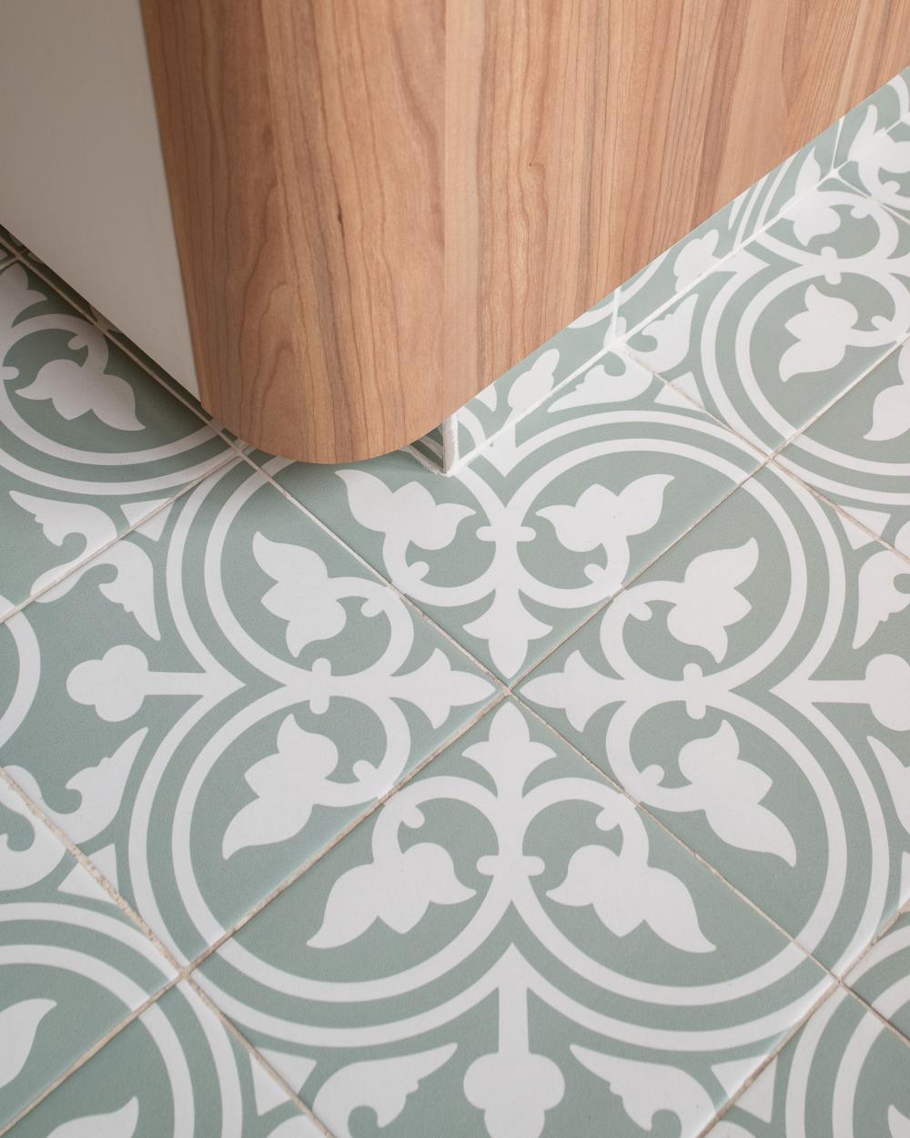 Eclectic Kitchen with Homogeneous Tiles and Kitchen Island