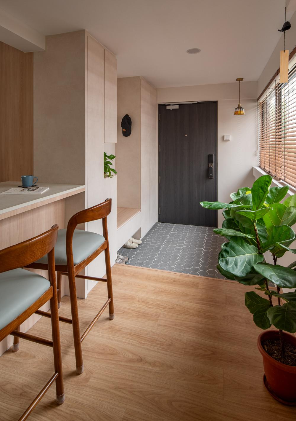Minimalist Foyer with Vinyl Flooring and Homogeneous Tiles