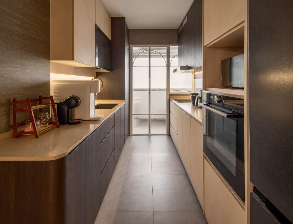Minimalist Kitchen with Homogeneous Tiles and Kitchen Window