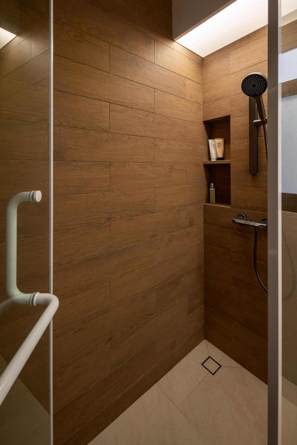 Contemporary Bathroom with Homogeneous Tiles and Herringbone Tiling