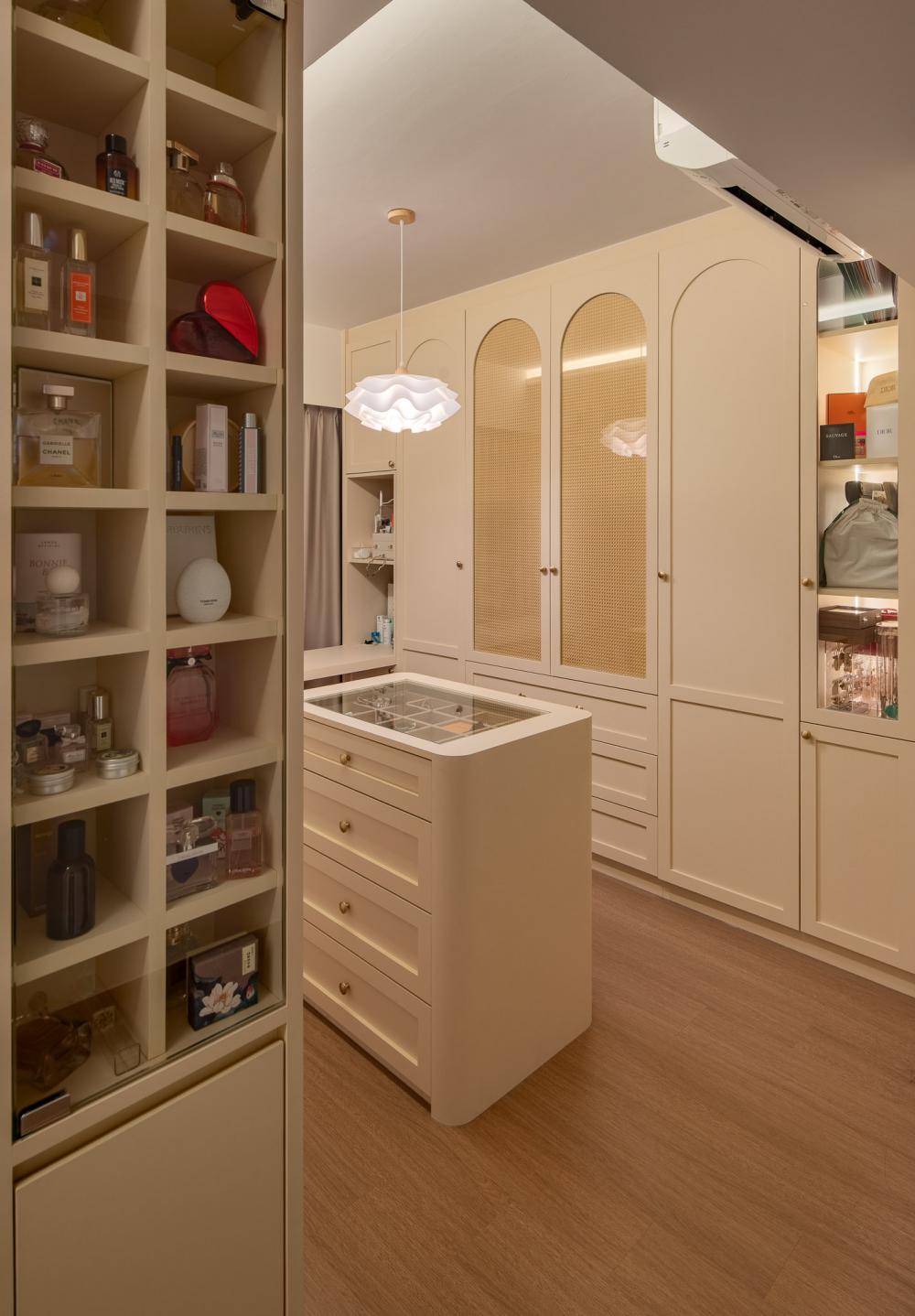 Contemporary Bedroom with Vinyl Flooring and Wardrobe