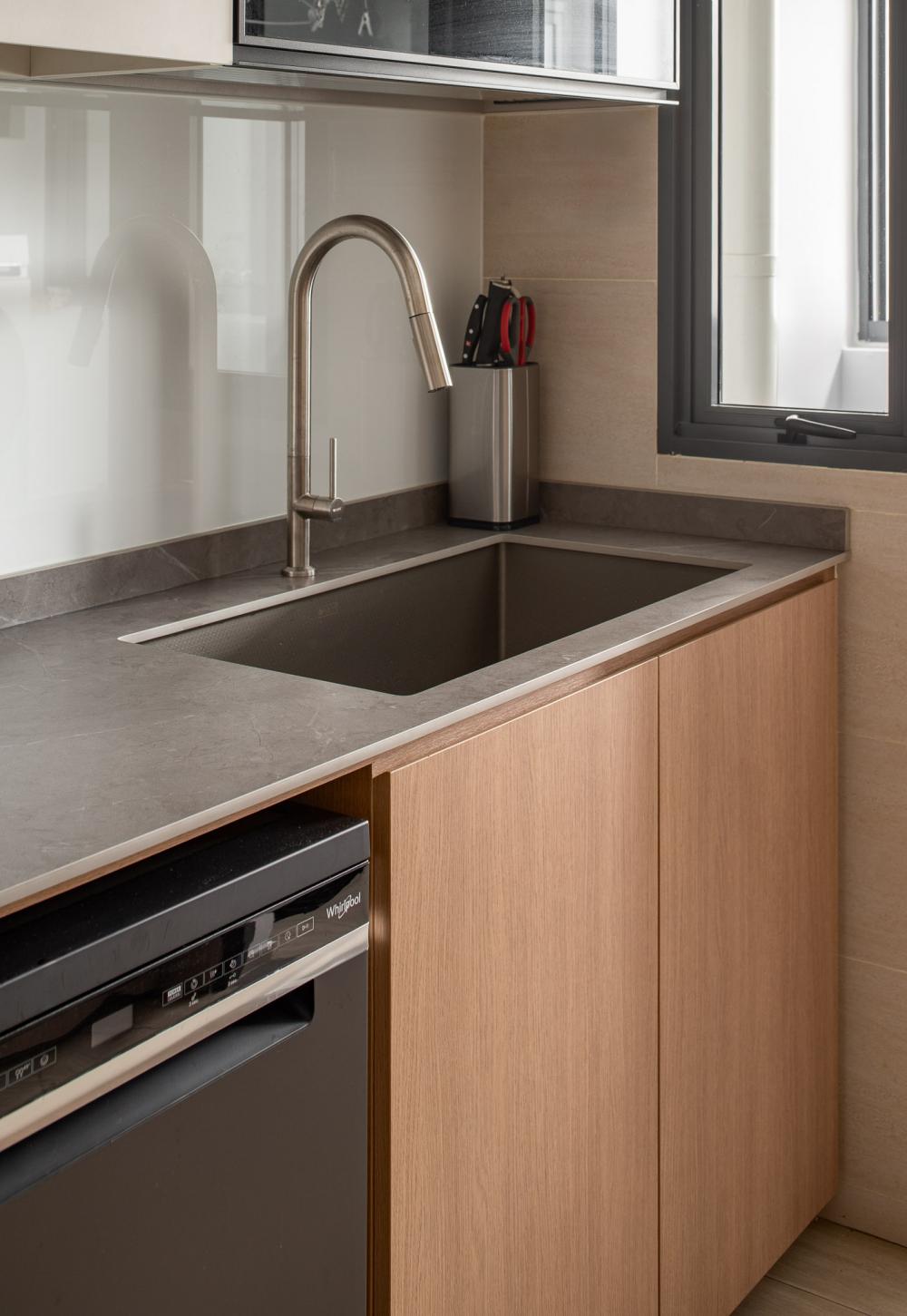 Contemporary Kitchen with Countertop and Kitchen Backsplash