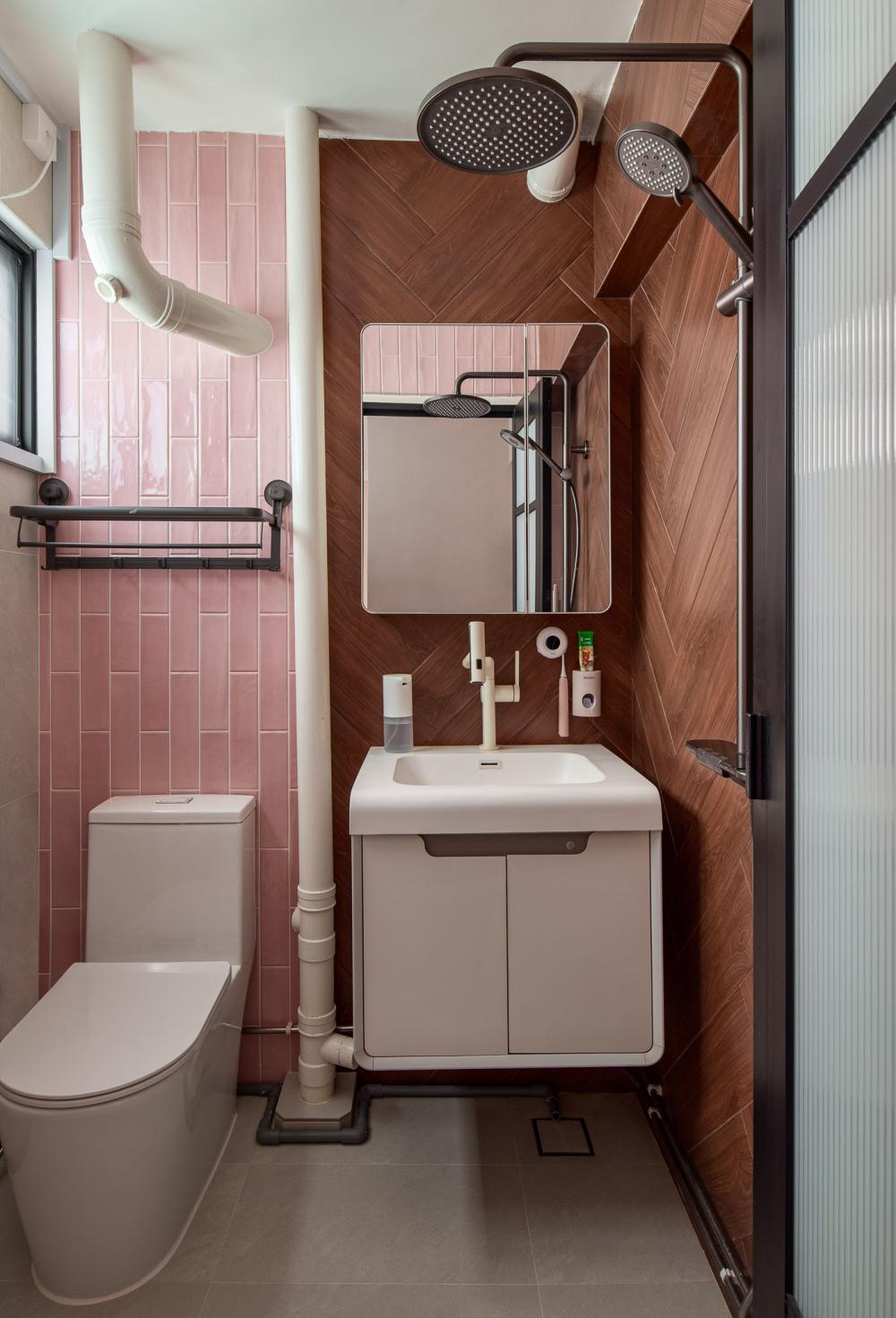 Country Bathroom with Homogeneous Tiles and Herringbone Tiling