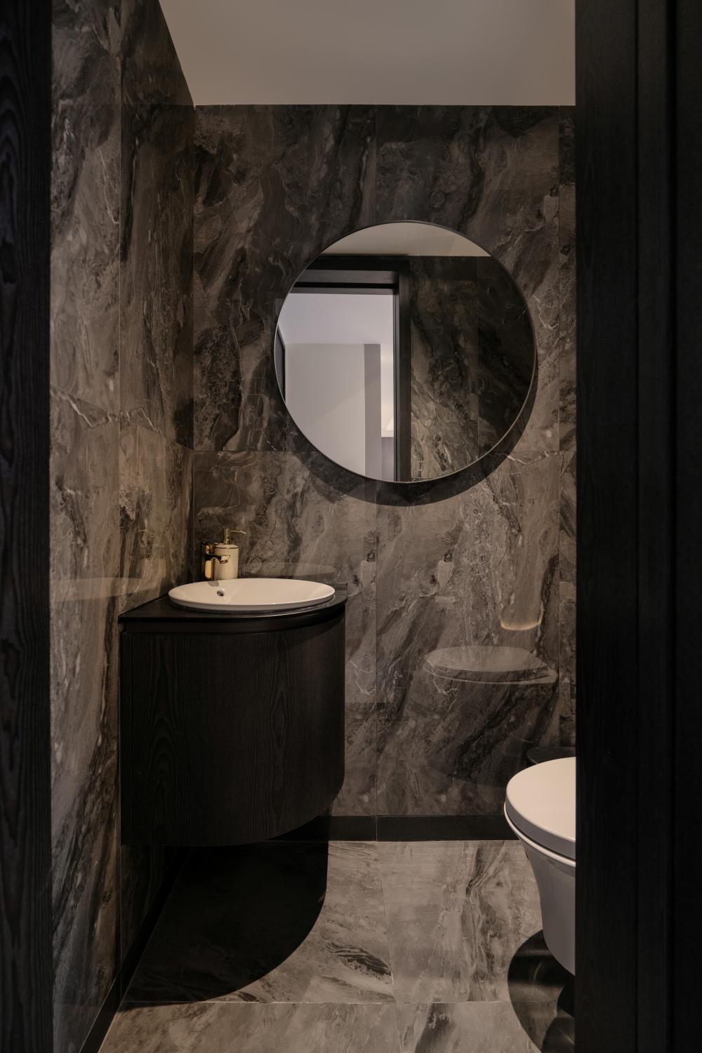 Modern Bathroom with Marble Floor and Mirror