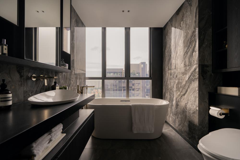 Modern Bathroom with Marble Floor and Mirror