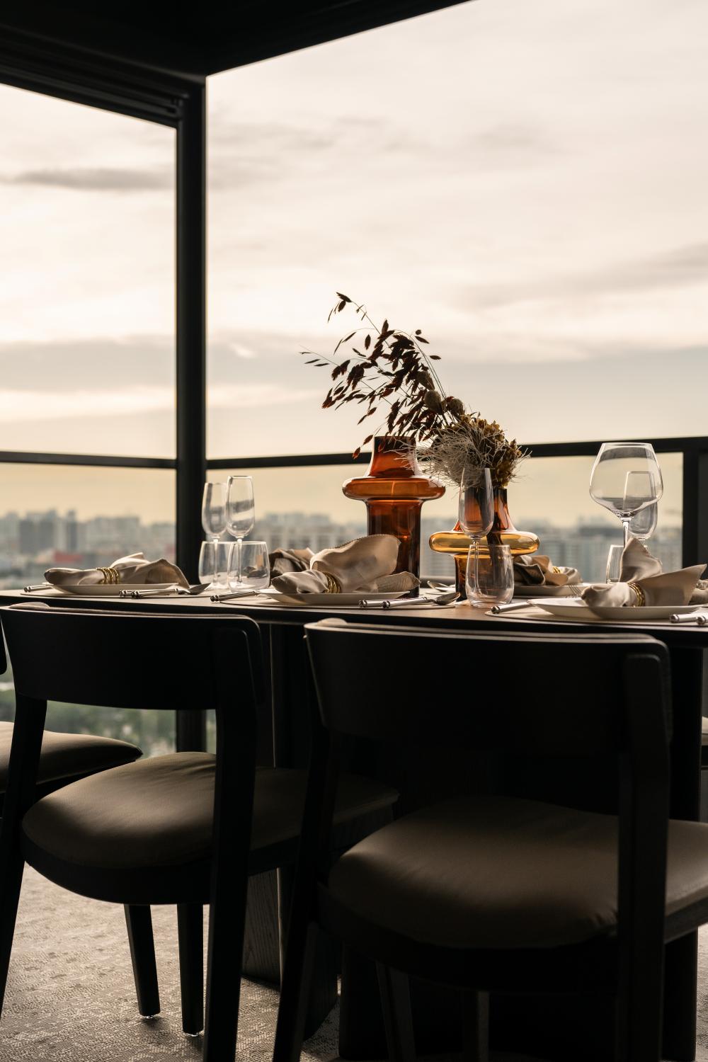 Modern Dining Room with Dining Table and Dining Chairs
