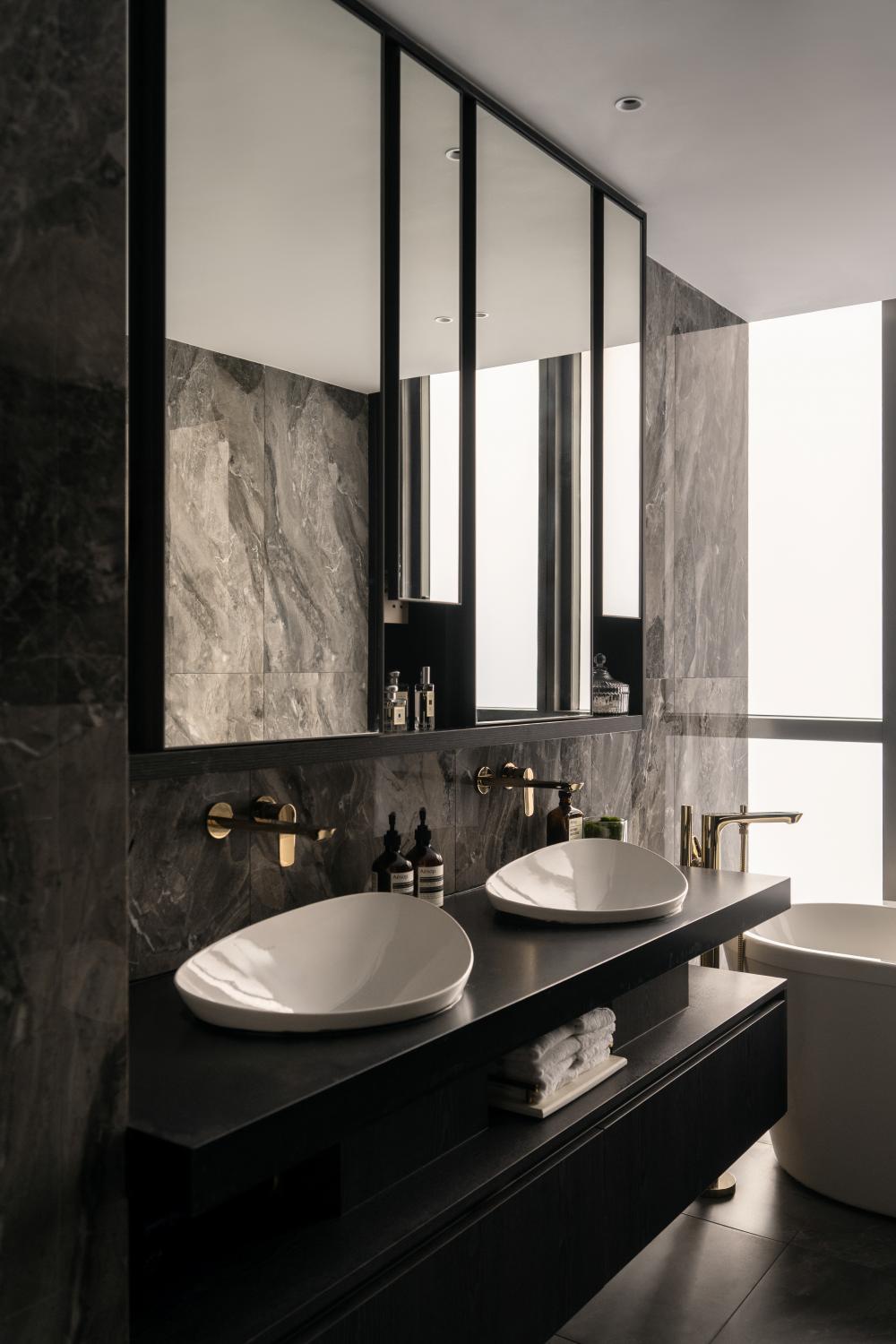 Modern Bathroom with Feature Wall and Mirror