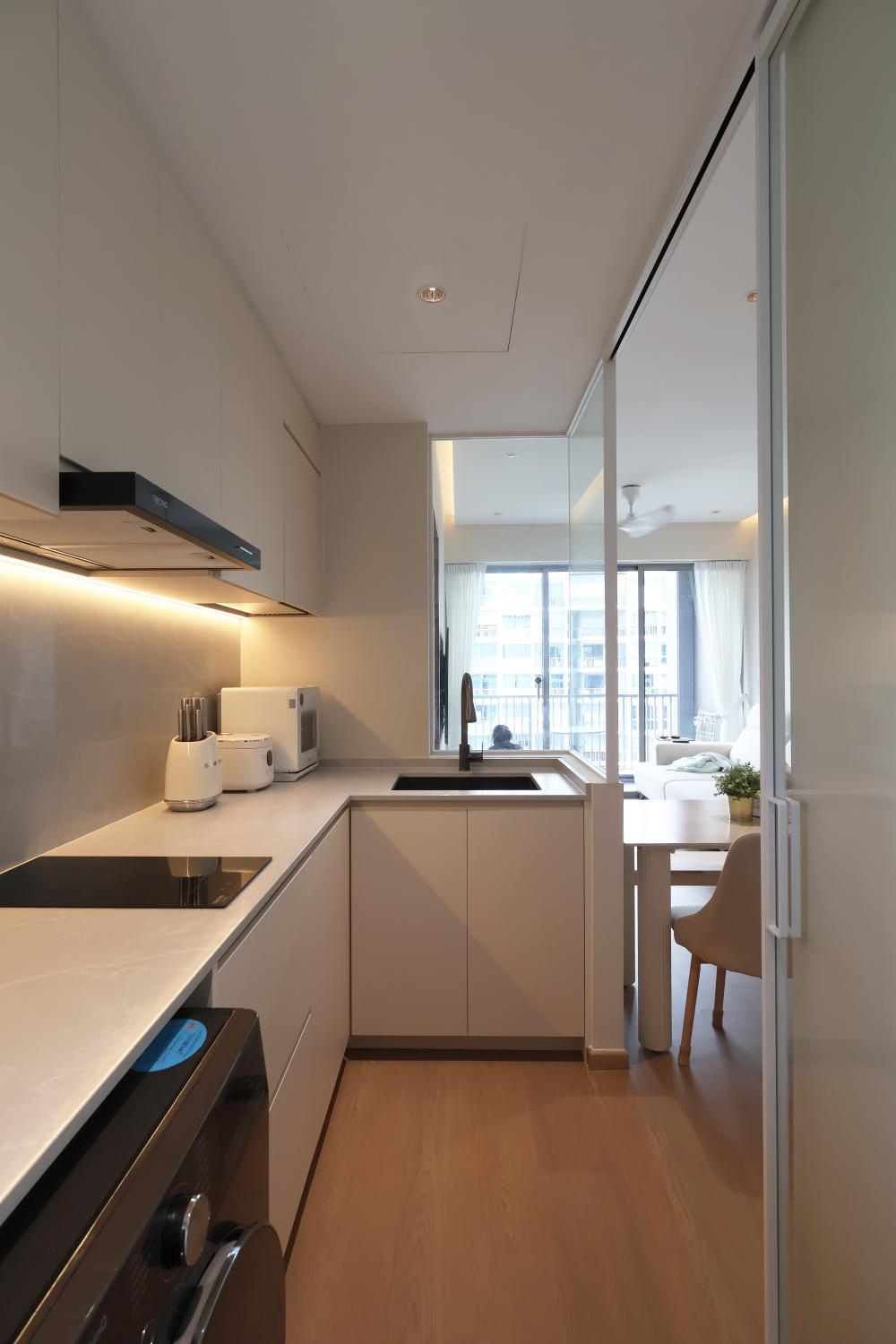 Minimalist Kitchen with Vinyl Flooring and Kitchen Accessories