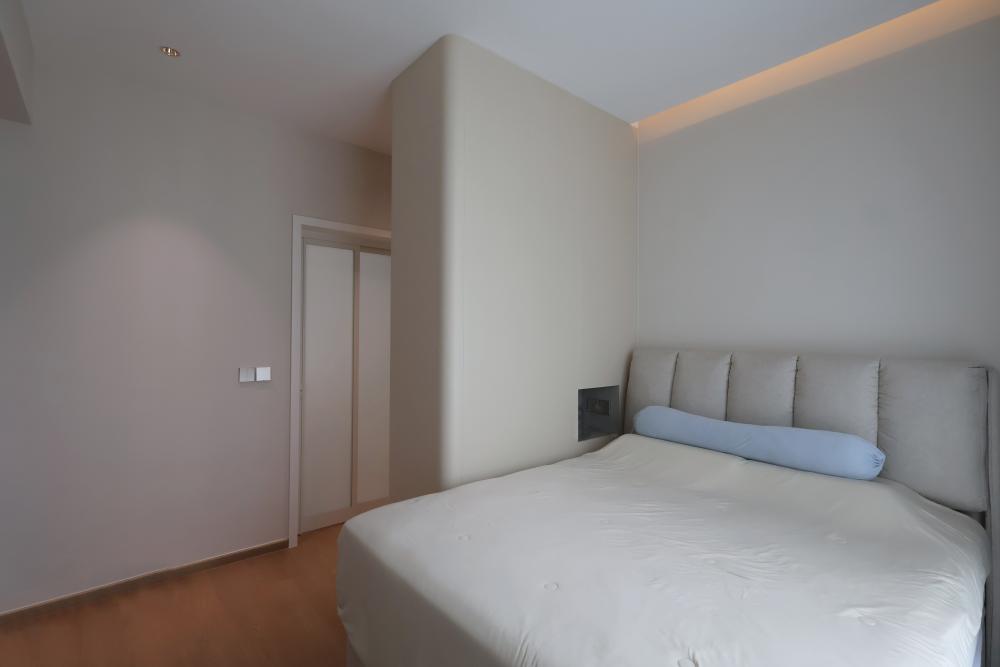 Minimalist Bedroom with Vinyl Flooring and Wardrobe