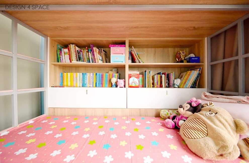 Modern Bedroom with Homogeneous Tiles and Parquet Floor
