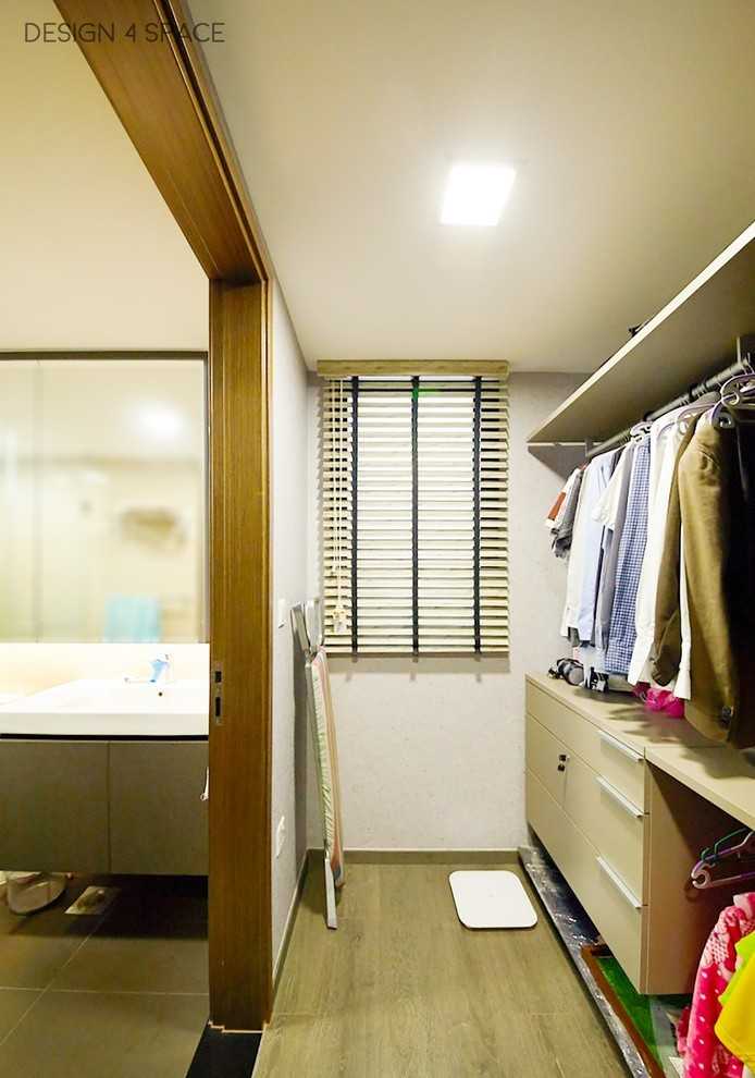 Modern Bathroom with Homogeneous Tiles and Bathtub