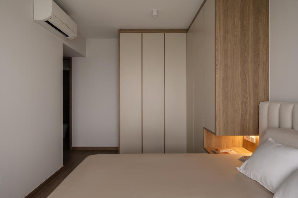 Contemporary Bedroom with Vinyl Flooring and Wardrobe