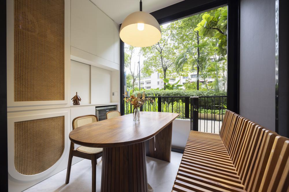 Contemporary Dining Room with Dining Table and Dining Chairs