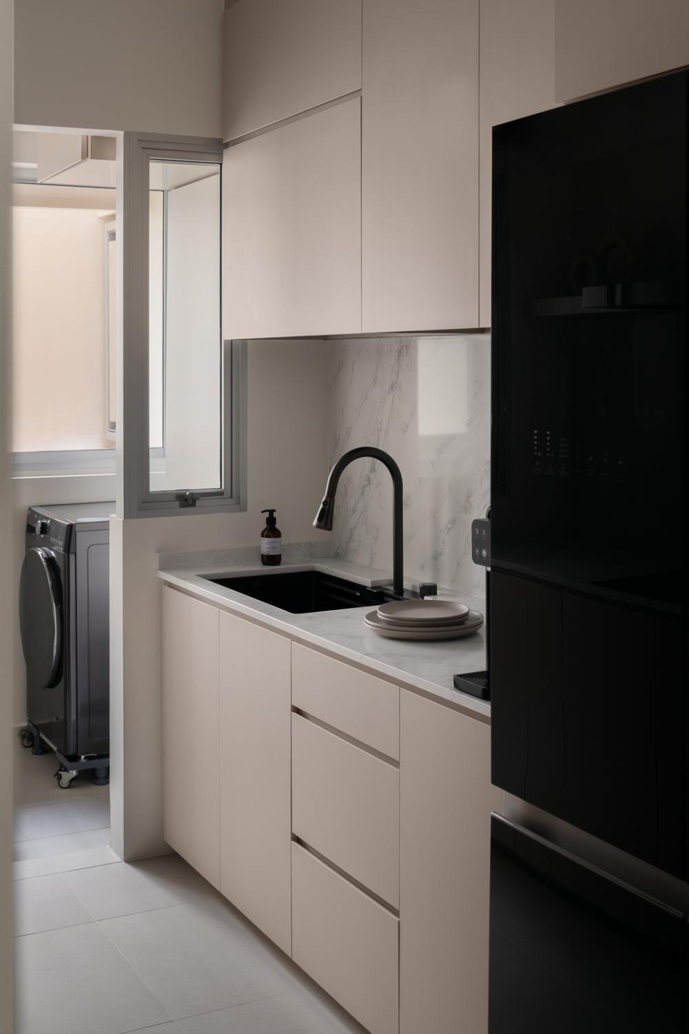 Contemporary Kitchen with Countertop and Kitchen Backsplash