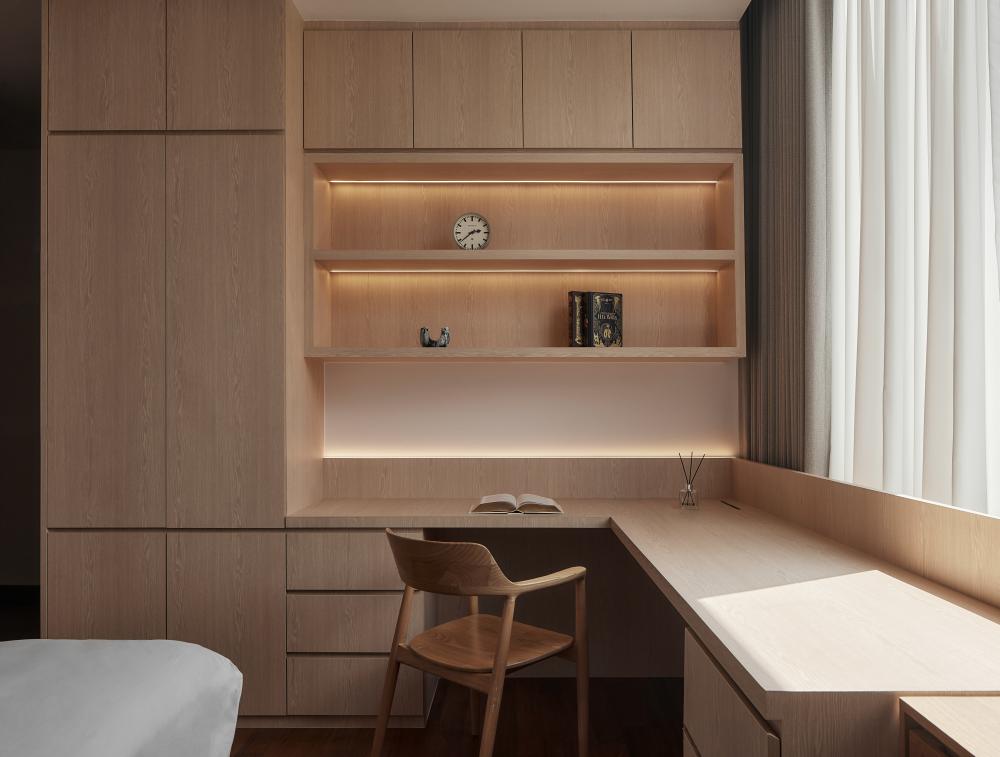 Modern Bedroom with Bookshelf and Closet