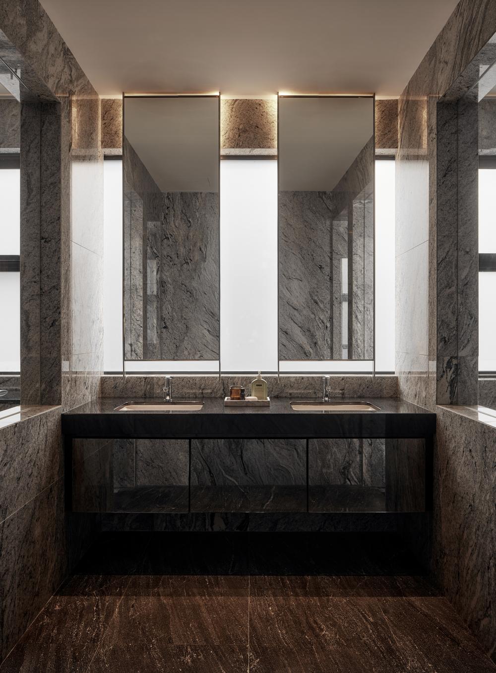 Modern Bathroom with Countertop and Mirror