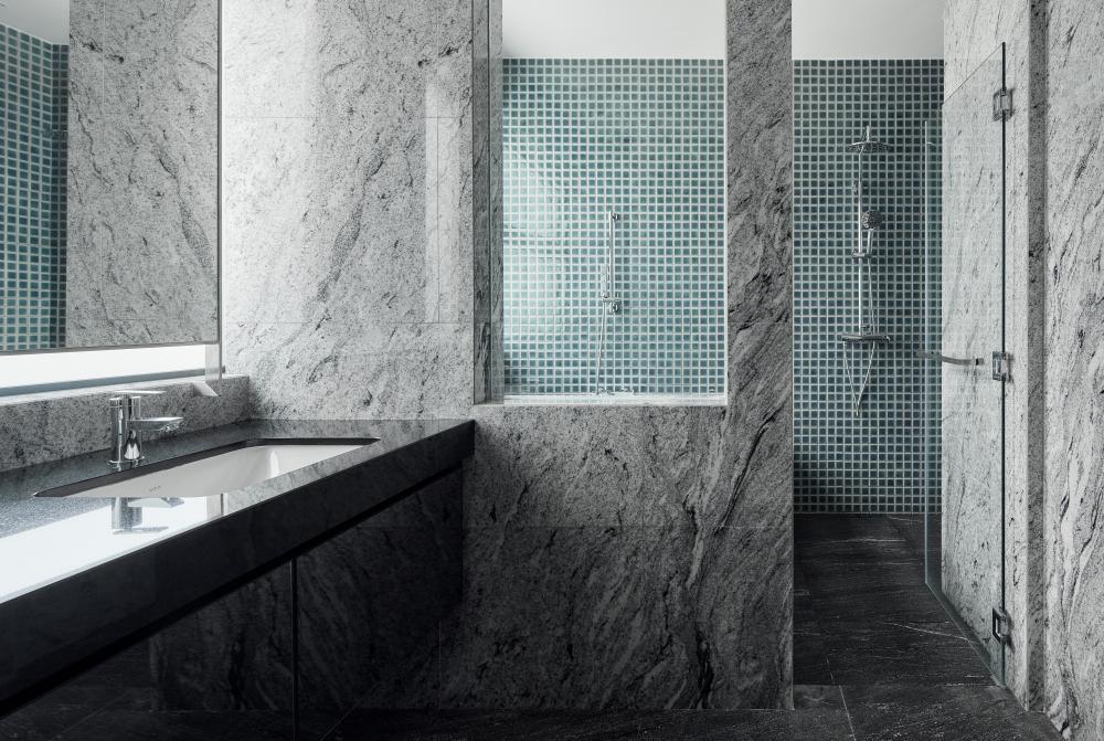Modern Bathroom with Marble Floor and Mirror