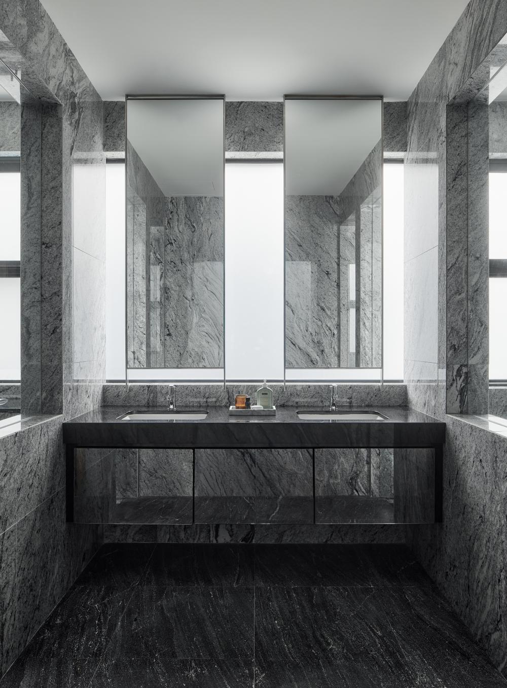 Modern Bathroom with Countertop and Mirror