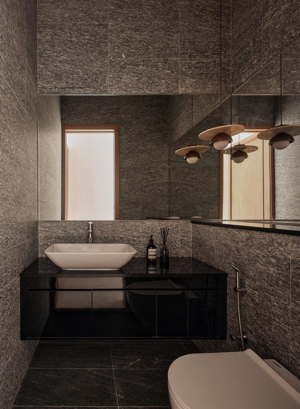 Modern Bathroom with Mirror and Bathroom Storage