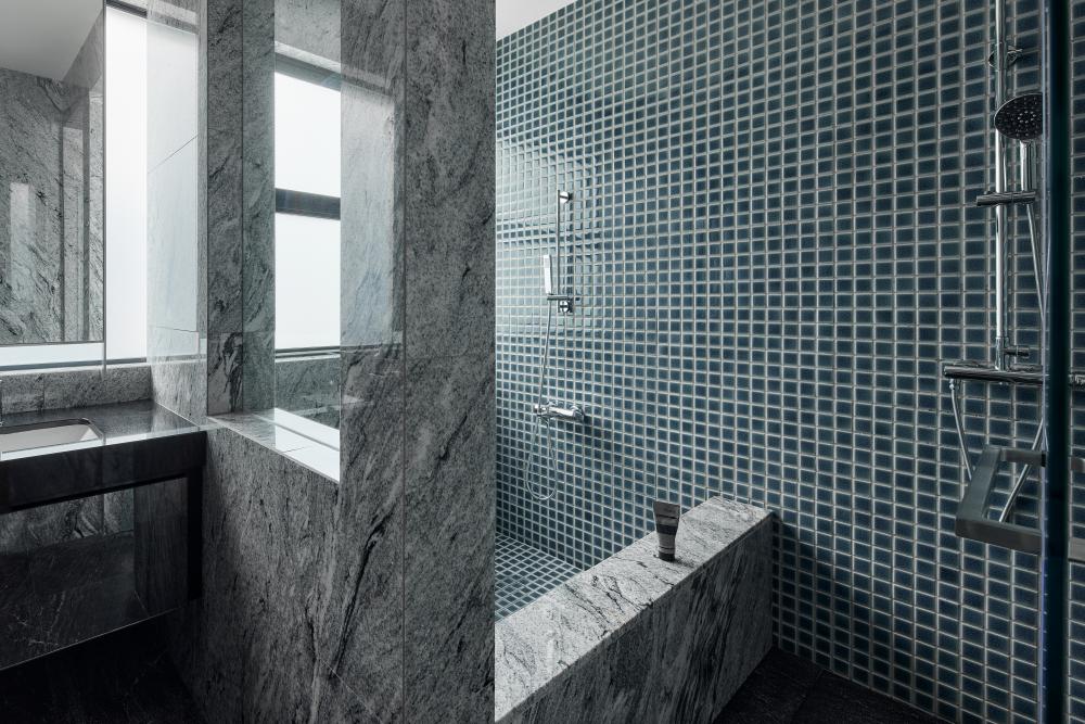 Modern Bathroom with Countertop and Mirror