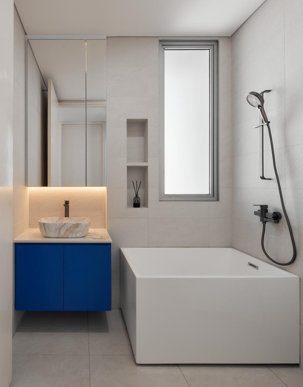 Modern Bathroom with Mirror and Bathtub