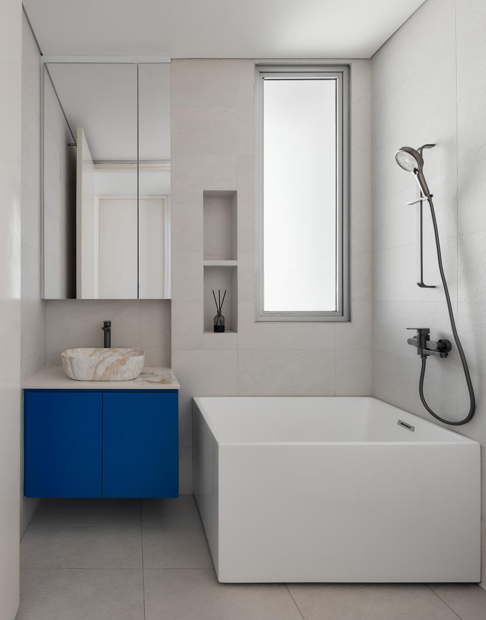 Modern Bathroom with Countertop and Mirror
