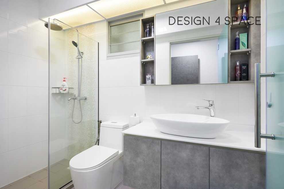 Modern Bathroom with Homogeneous Tiles and Wood Flooring
