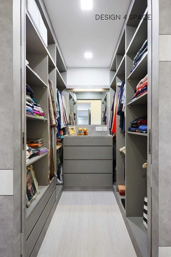Modern Walk-in Wardrobe with Mirror and Wardrobe