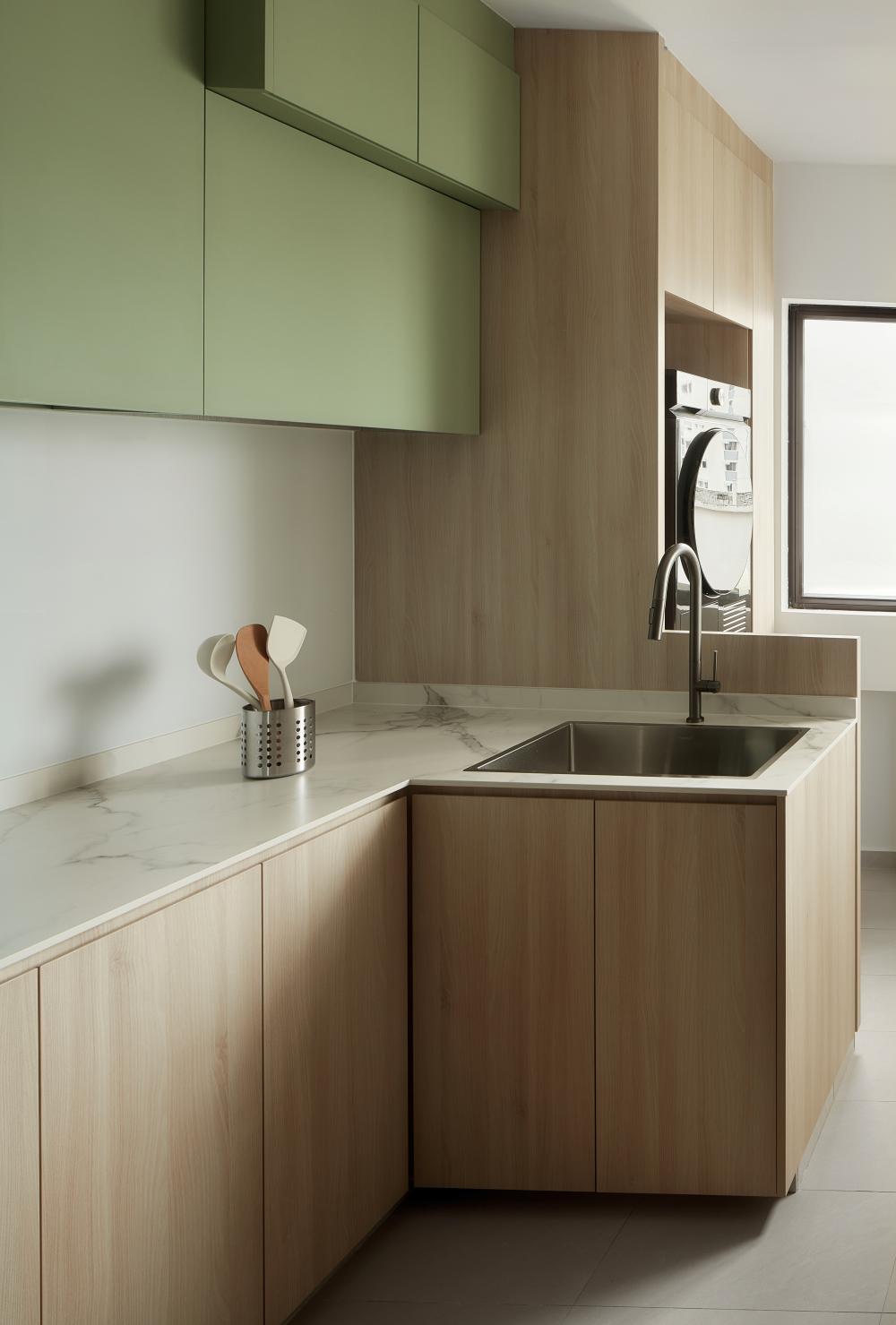 Minimalist Kitchen with Kitchen Island and Breakfast Counter