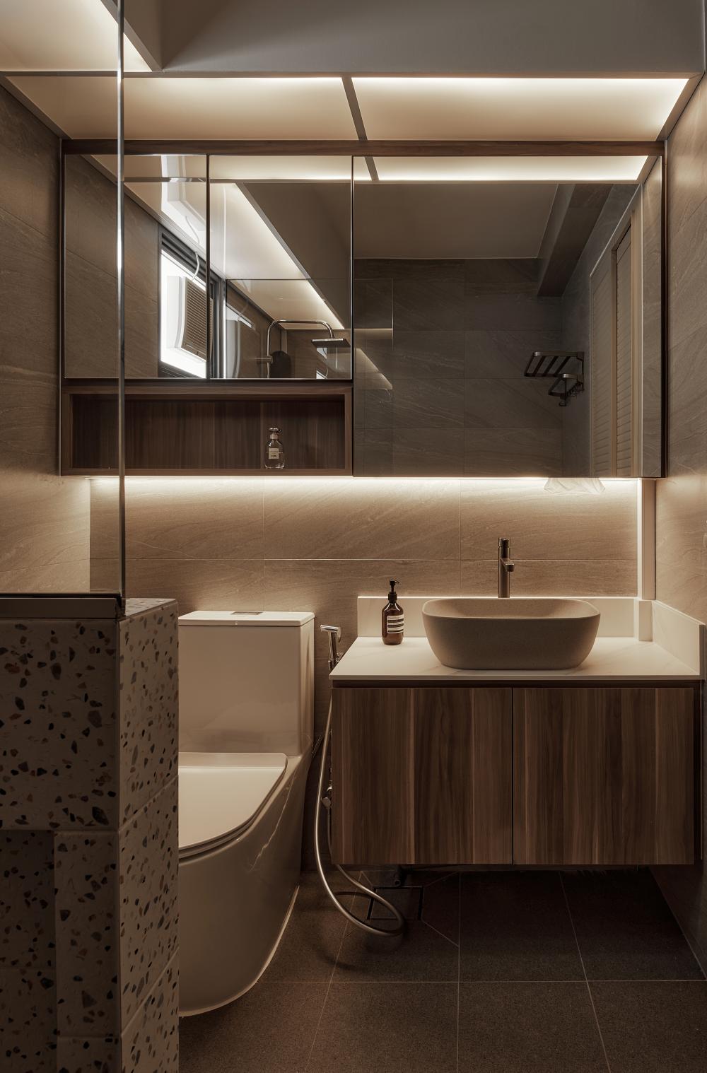 Modern Bathroom with Mirror and Bathroom Storage